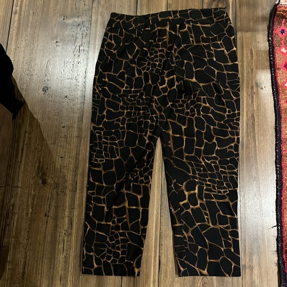 jones studio brown and black pebble print capri pants - Picture 3 of 4